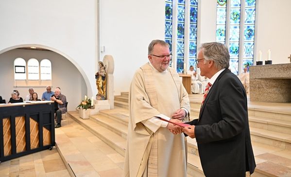 Prälat Michael H.F. Brock erhält das Ehrenzeichen der Stiftung Liebenau.